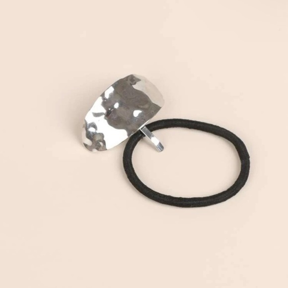 Sleek Silver Hair Tie – Hammered Metal Accent for a Chic, Minimalist Look - Picture 4 of 5
